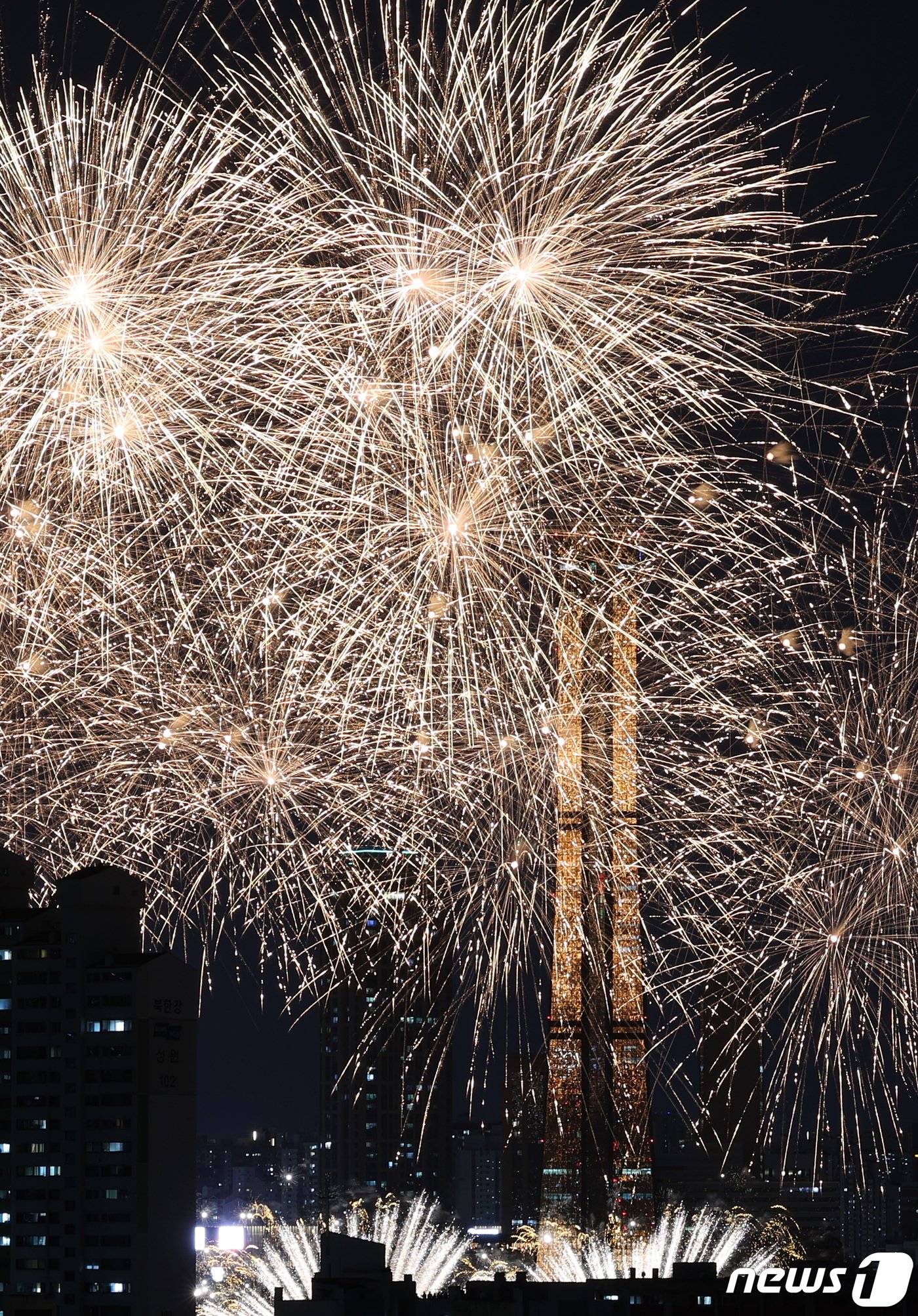 7일 오후 서울 여의도 한강공원 일대에서 열린 &#39;2023 서울세계불꽃축제&#39;에서 중국팀의 불꽃쇼가 진행되고 있다. 2023.10.7/뉴스1 ⓒ News1 김성진 기자