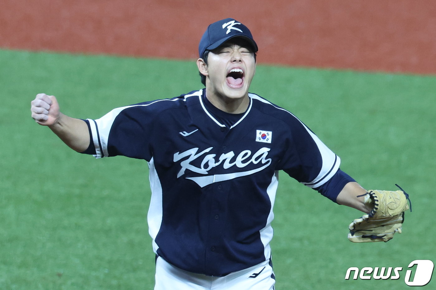 본문 이미지 - 7일 중국 사오싱 야구·소프트볼 스포츠센터 제1구장에서 열린 2022 항저우 아시안게임 결승 대한민국과 대만의 경기 선발투수 문동주 6회말을 무실점으로 막은 뒤 포효하고 있다. 2023.10.7/뉴스1 ⓒ News1 유승관 기자