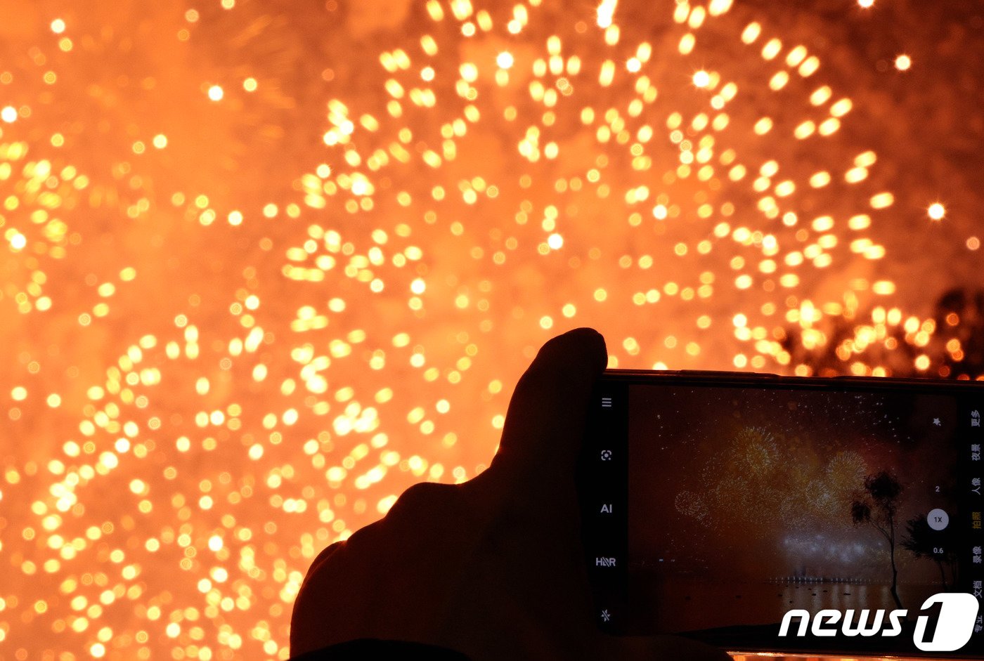 본문 이미지 - 7일 오후 서울 여의도 한강공원 일대에서 열린 '2023 서울세계불꽃축제'에서 화려한 불꽃들이 밤하늘을 수놓고 있다. 2023.10.7/뉴스1 ⓒ News1 장수영 기자