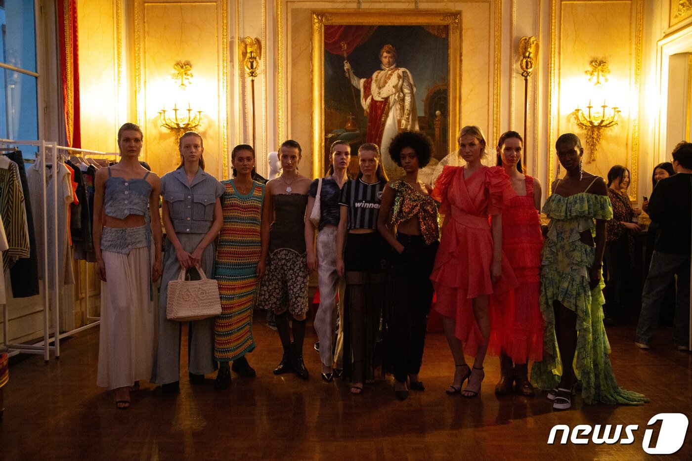 본문 이미지 - 2일(현지시간) 프랑스 파리 팔레 비비엔(Palais Vivienne)에서 열린 '더 셀렉츠(The Selects)' 쇼룸 오프닝 행사에서 모델들이 참여한 한국 디자이너들의 2024 S/S 컬렉션 의상을 선보이고 있다. (더 셀렉츠 제공) 2023.10.7/뉴스1 ⓒ News1 이준성 기자