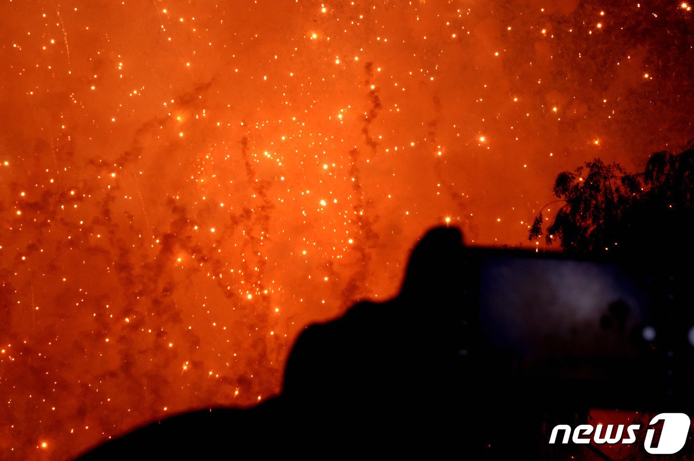 본문 이미지 - 7일 오후 서울 여의도 한강공원 일대에서 열린 '2023 서울세계불꽃축제'에서 화려한 불꽃들이 밤하늘을 수놓고 있다. 올해 축제는 '다채로운 색깔로 내일의 세상을 환하게 비추는 밝은 미래'(Lights of Tomorrow)라는 주제로 열린다. 2023.10.7/뉴스1 ⓒ News1 장수영 기자
