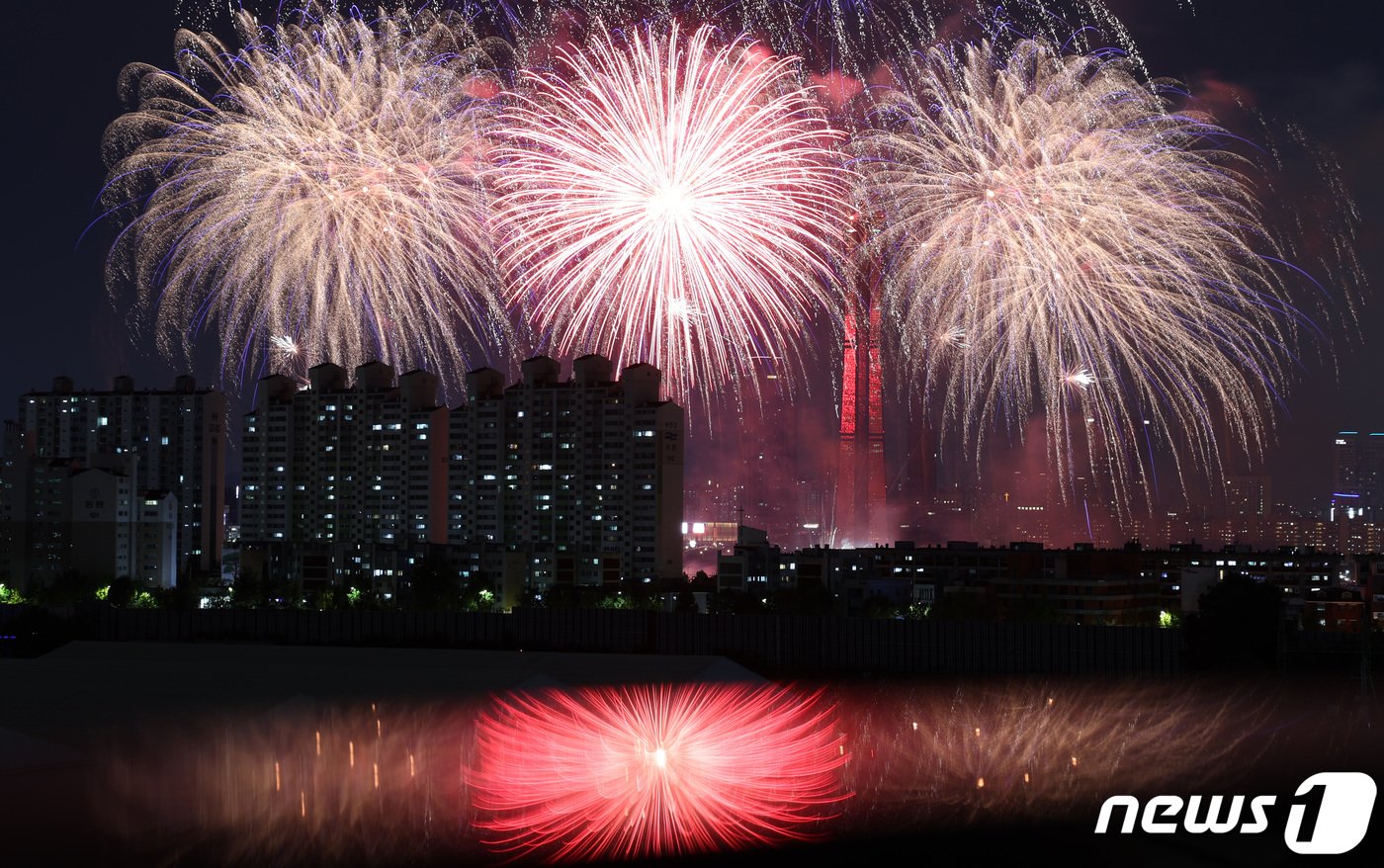 본문 이미지 - 7일 오후 서울 여의도 한강공원 일대에서 열린 '2023 서울세계불꽃축제'에서 한국팀(한화)의 불꽃들이 밤하늘을 수놓고 있다.  2023.10.7/뉴스1 ⓒ News1 김성진 기자