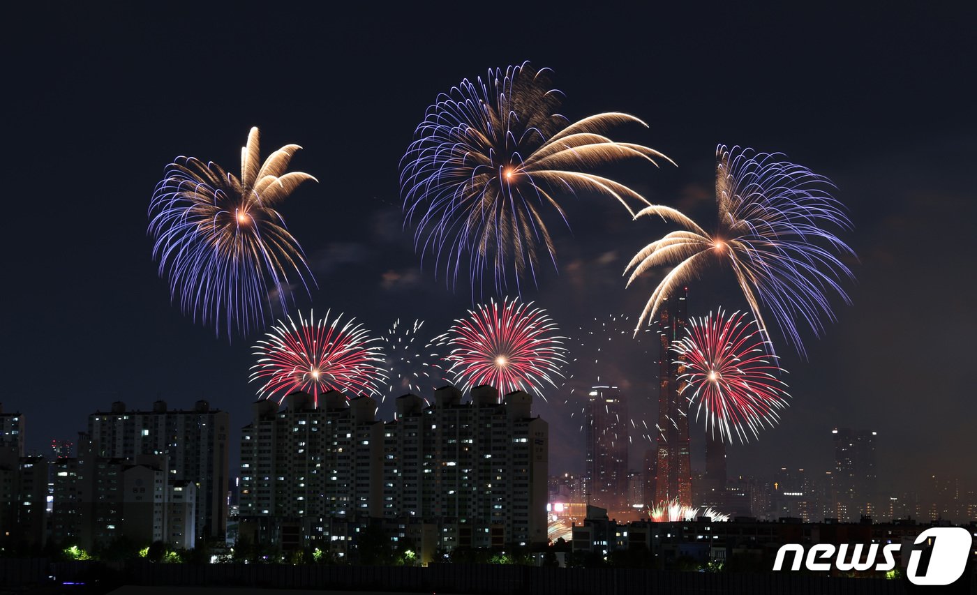 지난해 10월 7일 오후 서울 여의도 한강공원 일대에서 열린 &#39;2023 서울세계불꽃축제&#39;에서 한국팀&#40;한화&#41;의 불꽃들이 밤하늘을 수놓고 있다. /뉴스1 ⓒ News1 김성진 기자