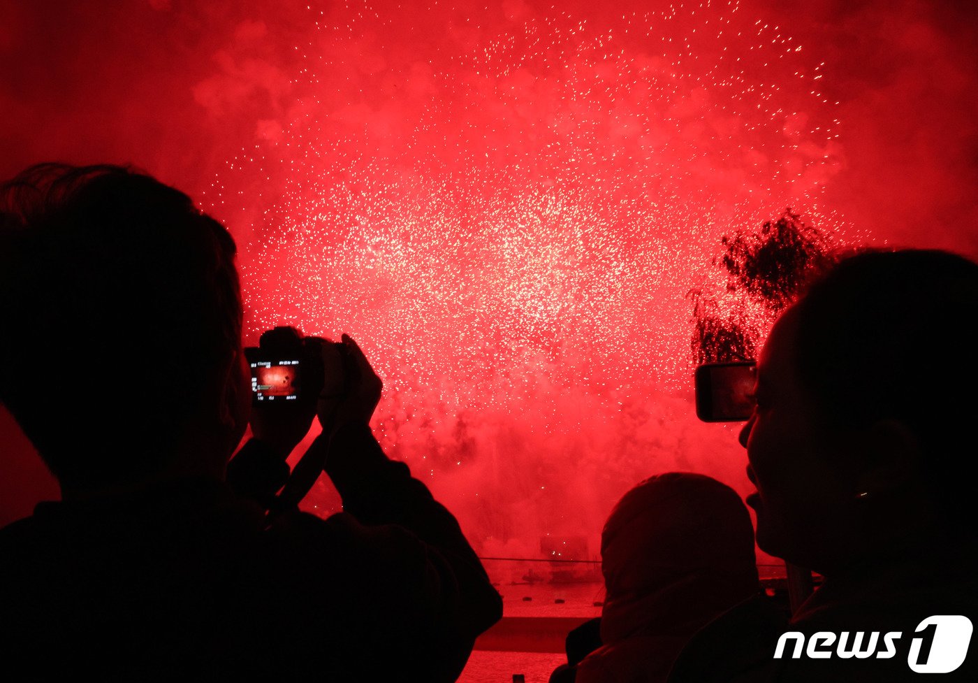 지난해 서울 여의도 한강공원 일대에서 열린 &#39;2023 서울세계불꽃축제&#39;에서 화려한 불꽃들이 밤하늘을 수놓고 있다. 올해 축제는 &#39;다채로운 색깔로 내일의 세상을 환하게 비추는 밝은 미래&#39;&#40;Lights of Tomorrow&#41;라는 주제로 열린다. 2023.10.7/뉴스1 ⓒ News1 장수영 기자