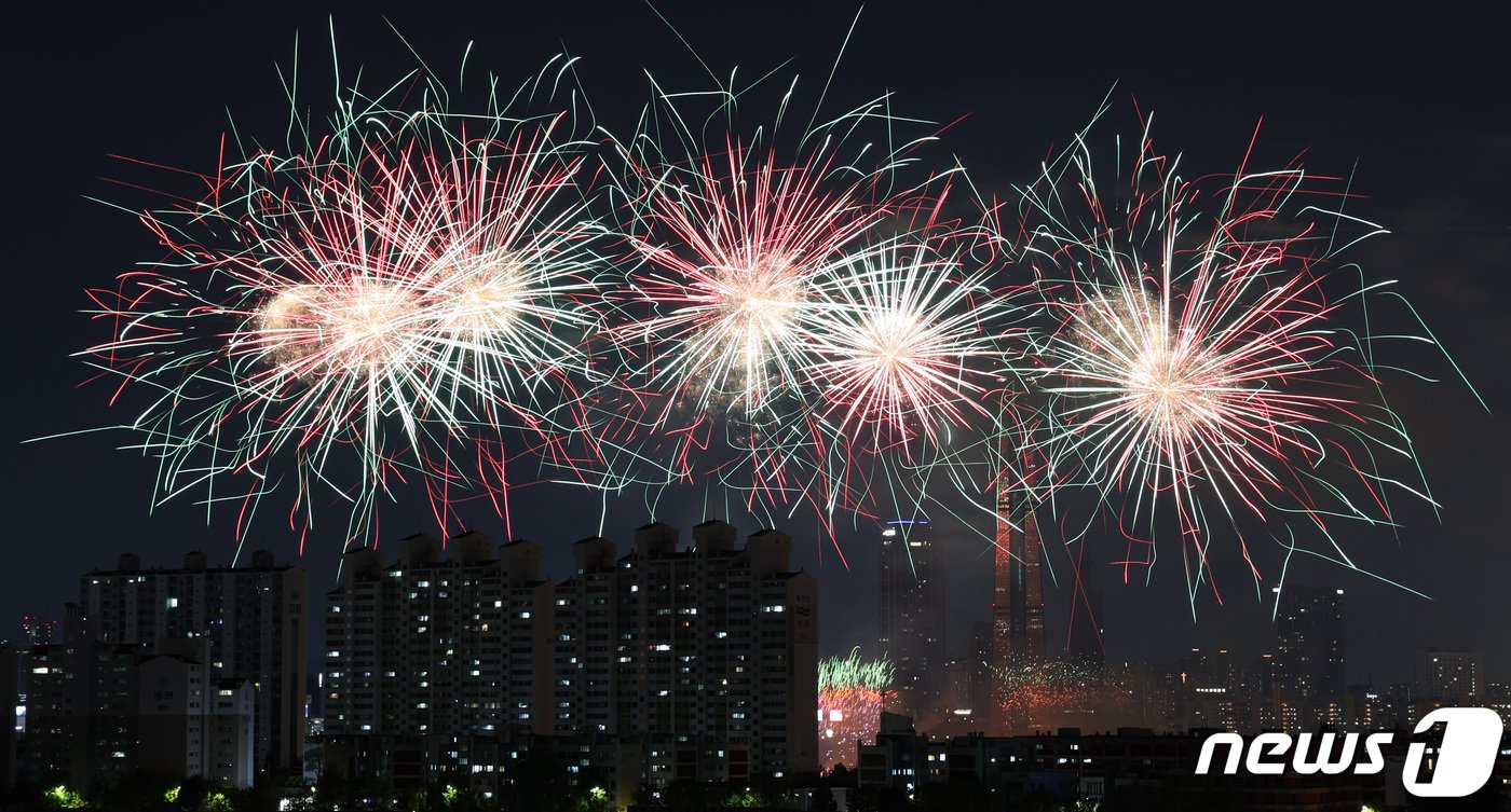 7일 오후 서울 여의도 한강공원 일대에서 열린 &#39;2023 서울세계불꽃축제&#39;에서 한국팀&#40;한화&#41;의 불꽃들이 밤하늘을 수놓고 있다. 2023.10.7/뉴스1 ⓒ News1 김성진 기자