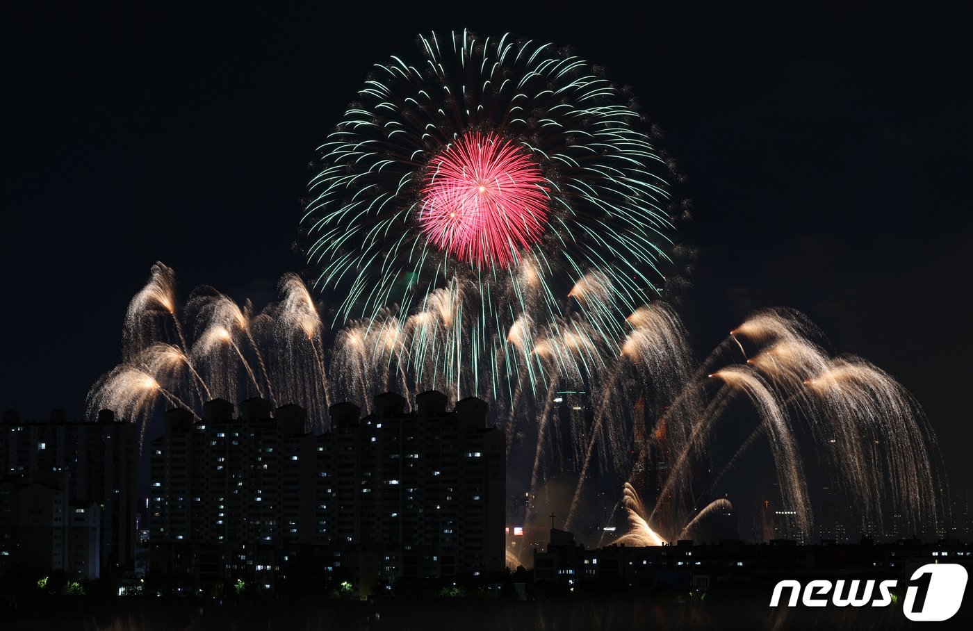 본문 이미지 - 7일 오후 서울 여의도 한강공원 일대에서 열린 '2023 서울세계불꽃축제'에서 한국팀(한화)의 불꽃들이 밤하늘을 수놓고 있다. 2023.10.7/뉴스1 ⓒ News1 김성진 기자