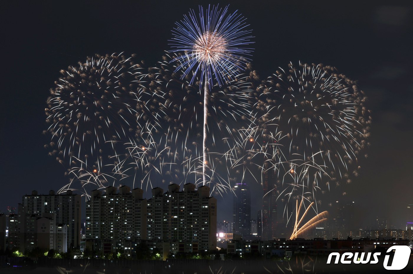 7일 오후 서울 여의도 한강공원 일대에서 열린 &#39;2023 서울세계불꽃축제&#39;에서 한국팀&#40;한화&#41;의 불꽃들이 밤하늘을 수놓고 있다. 올해 축제는 &#39;다채로운 색깔로 내일의 세상을 환하게 비추는 밝은 미래&#39;&#40;Lights of Tomorrow&#41;라는 주제로 열린다. 2023.10.7/뉴스1 ⓒ News1 김성진 기자