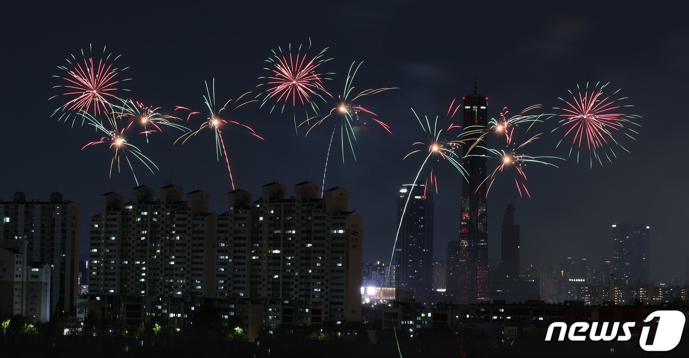 7일 오후 서울 여의도 한강공원 일대에서 열린 &#39;2023 서울세계불꽃축제&#39;에서 한국팀&#40;한화&#41;의 불꽃들이 밤하늘을 수놓고 있다. 2023.10.7/뉴스1 ⓒ News1 김성진 기자