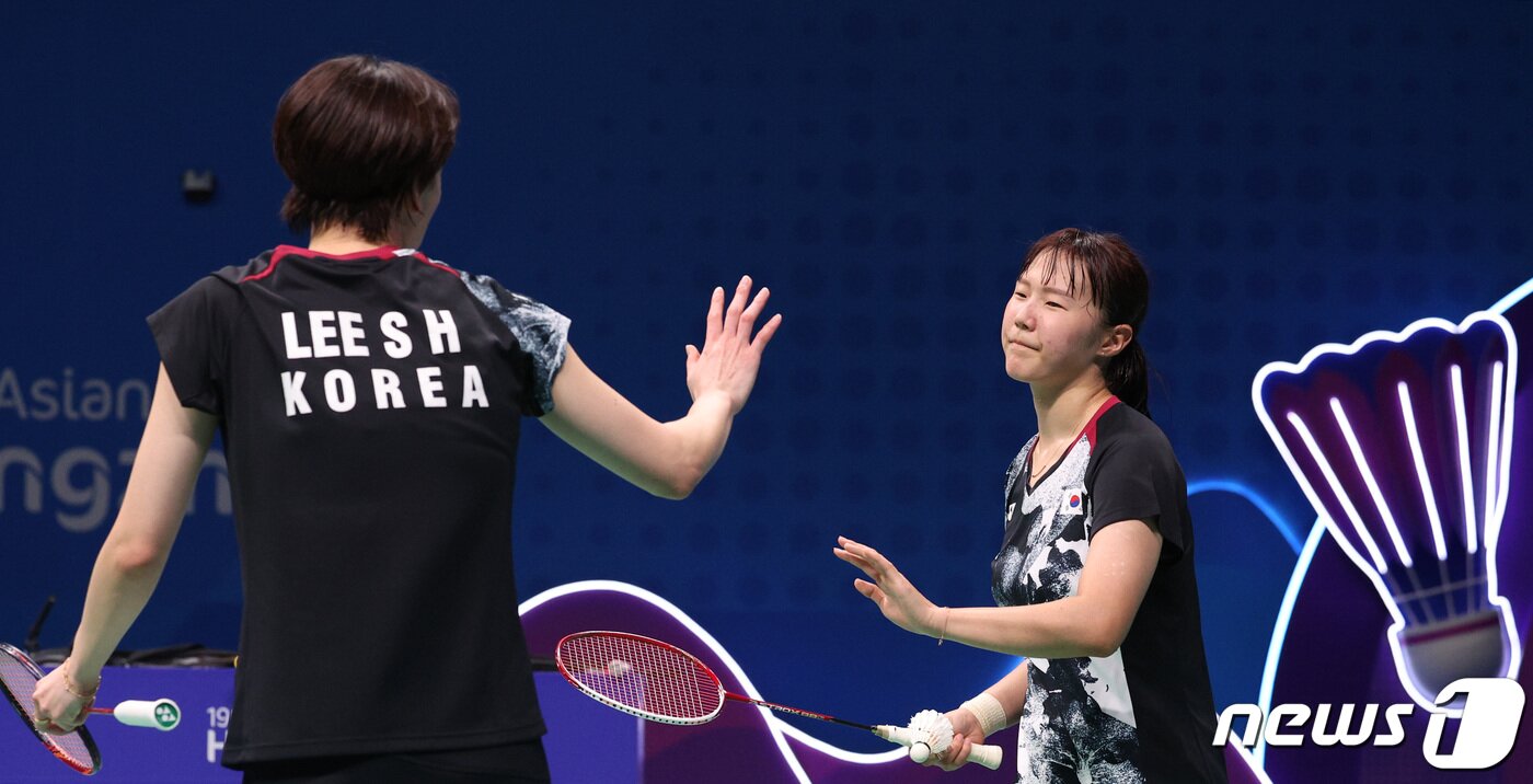 본문 이미지 - 이소희와 백하나가 7일 중국 항저우 빈장체육관에서 열린 2022 항저우 아시안게임 배드민턴 여자 복식 결승 중국 천칭천-자이판과의 경기에서 져 은메달을 확정지은 후 서로를 위로하고 있다. 2023.10.7/뉴스1 ⓒ News1 신웅수 기자