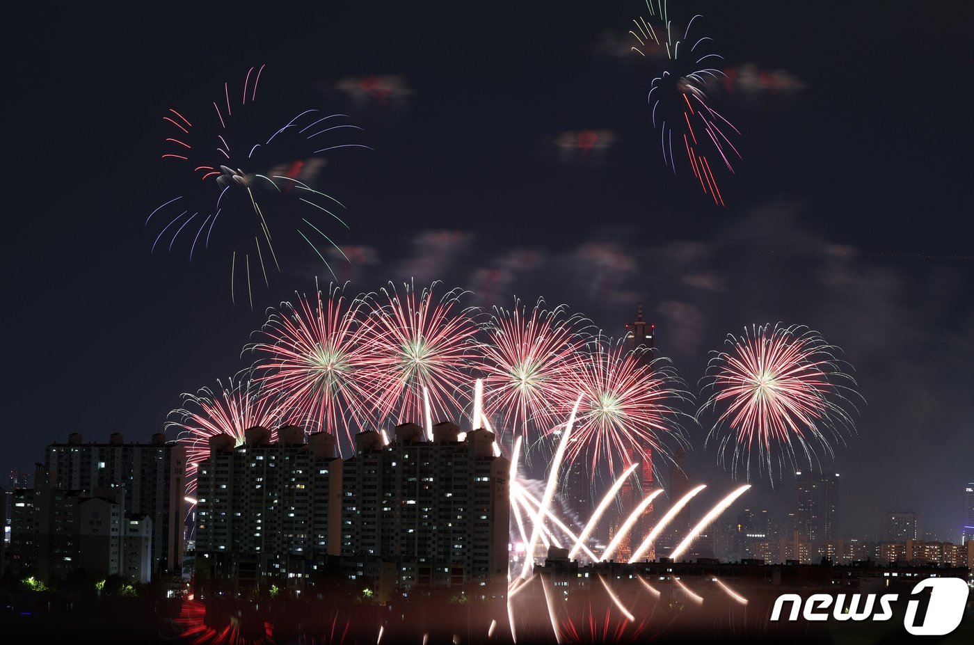 본문 이미지 - 7일 오후 서울 여의도 한강공원 일대에서 열린 '2023 서울세계불꽃축제'에서 한국팀(한화)의 불꽃들이 밤하늘을 수놓고 있다. 올2023.10.7/뉴스1 ⓒ News1 김성진 기자