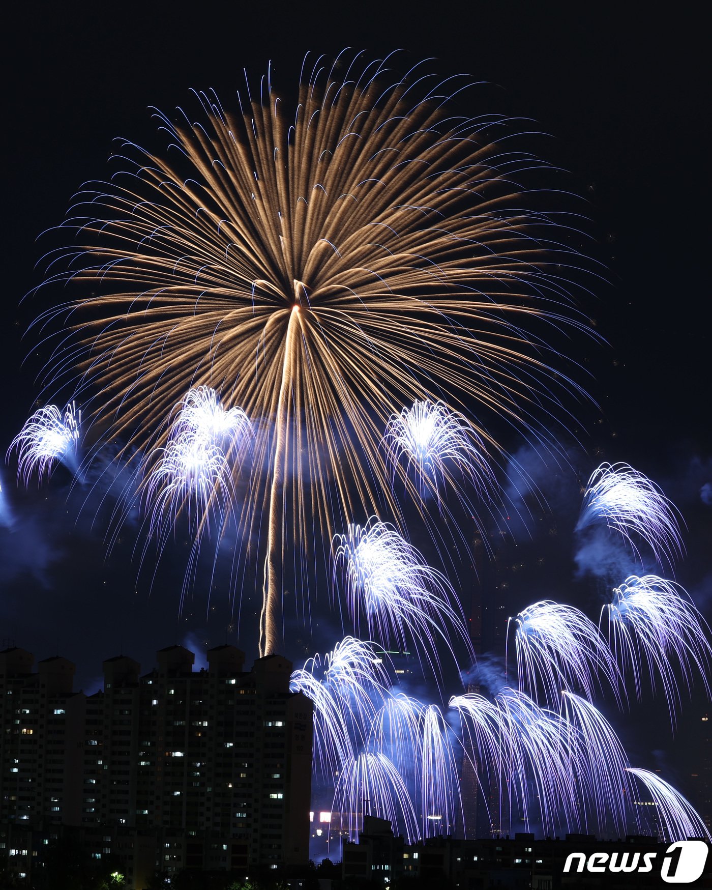 7일 오후 서울 여의도 한강공원 일대에서 열린 &#39;2023 서울세계불꽃축제&#39;에서 한국팀&#40;한화&#41;의 불꽃들이 밤하늘을 수놓고 있다. 2023.10.7/뉴스1 ⓒ News1 김성진 기자