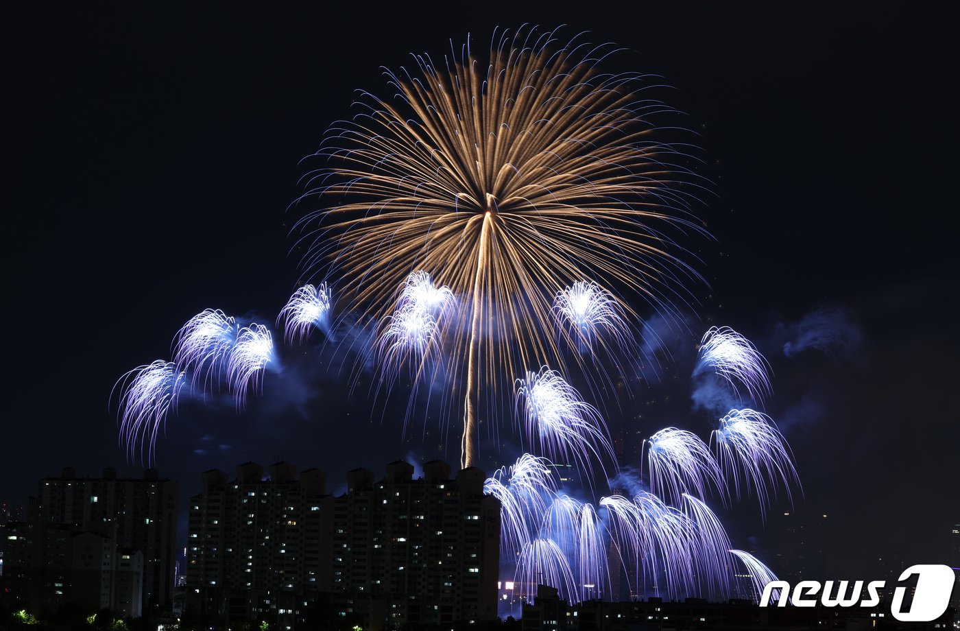 7일 오후 서울 여의도 한강공원 일대에서 열린 &#39;2023 서울세계불꽃축제&#39;에서 한국팀&#40;한화&#41;의 불꽃들이 밤하늘을 수놓고 있다. 2023.10.7/뉴스1 ⓒ News1 김성진 기자