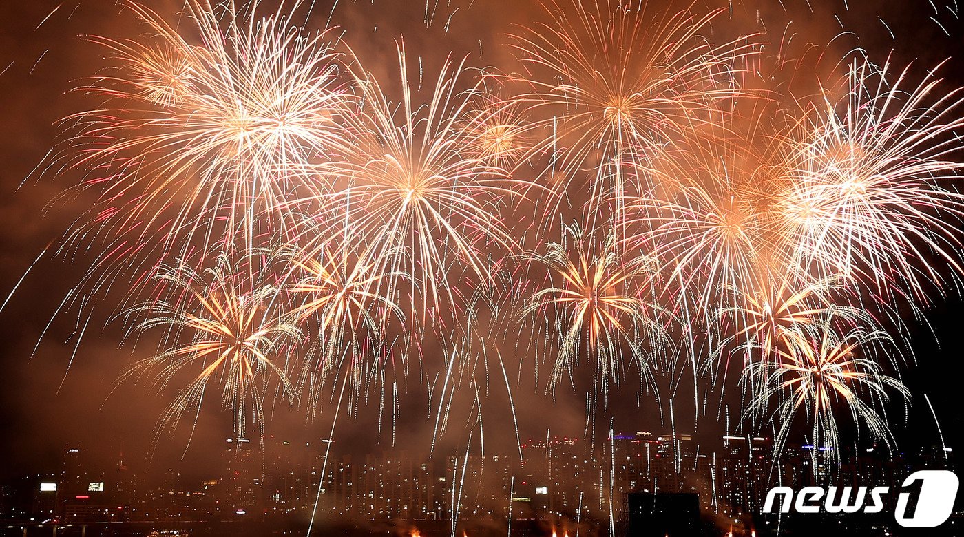 7일 오후 서울 여의도 한강공원 일대에서 열린 &#39;2023 서울세계불꽃축제&#39;에서 화려한 불꽃들이 밤하늘을 수놓고 있다. 올해 축제는 &#39;다채로운 색깔로 내일의 세상을 환하게 비추는 밝은 미래&#39;&#40;Lights of Tomorrow&#41;라는 주제로 열린다. 2023.10.7/뉴스1 ⓒ News1 장수영 기자