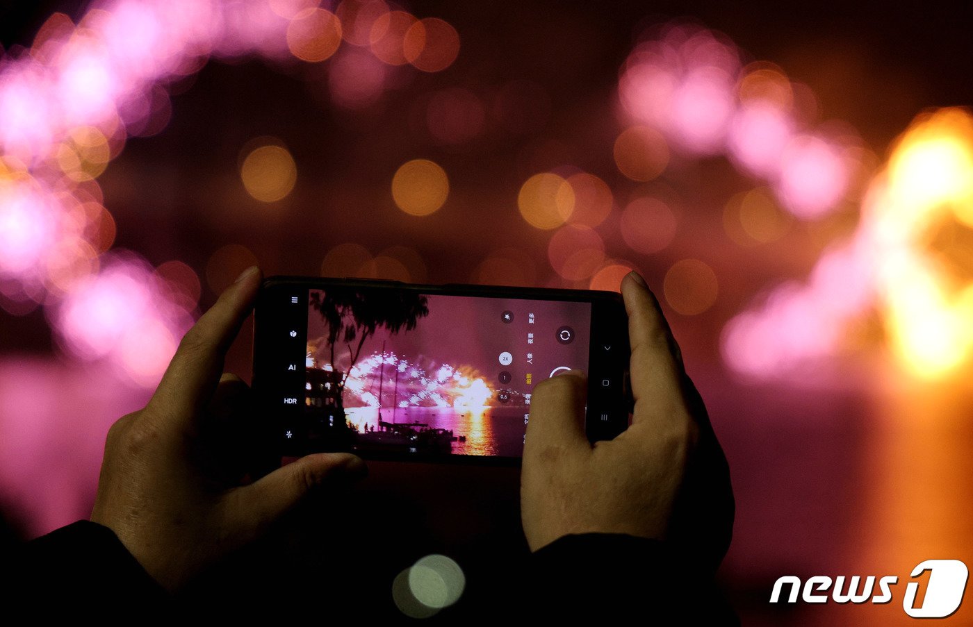 본문 이미지 - 7일 오후 서울 여의도 한강공원 일대에서 열린 '2023 서울세계불꽃축제'에서 화려한 불꽃들이 밤하늘을 수놓고 있다.  2023.10.7/뉴스1 ⓒ News1 장수영 기자