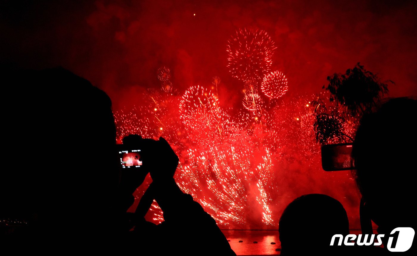 7일 오후 서울 여의도 한강공원 일대에서 열린 &#39;2023 서울세계불꽃축제&#39;에서 화려한 불꽃들이 밤하늘을 수놓고 있다. 2023.10.7/뉴스1 ⓒ News1 장수영 기자