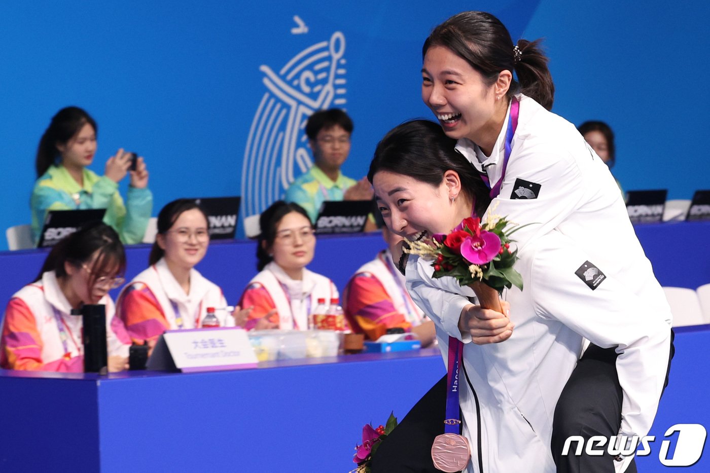 본문 이미지 - 7일 중국 항저우 빈장체육관에서 열린 2022 항저우 아시안게임 배드민턴 여자 복식 메달 수여식에서 동메달을 딴 공희용이 김소영을 업어주고 있다. 2023.10.7/뉴스1 ⓒ News1 신웅수 기자