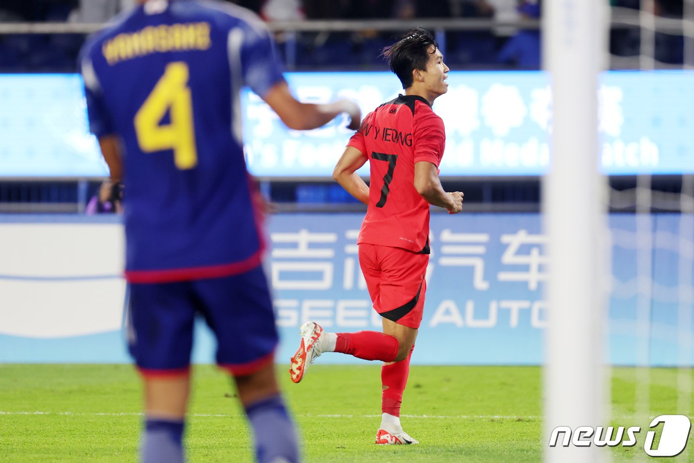 7일 오후 중국 항저우 황룽 스포츠센터 스타디움에서 열린 2022 항저우 아시안게임 남자 축구 대한민국과 일본의 결승전에서 대한민국 정우영이 동점골을 터뜨린 뒤 기뻐하고 있다. 2023.10.7/뉴스1 ⓒ News1 민경석 기자