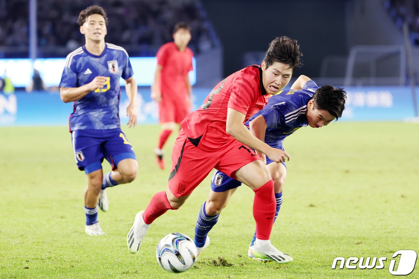 본문 이미지 - 7일 오후 중국 항저우 황룽 스포츠센터 스타디움에서 열린 2022 항저우 아시안게임 남자 축구 대한민국과 일본의 결승전에서 대한민국 이강인이 몸싸움을 벌이고 있다. 2023.10.7/뉴스1 ⓒ News1 민경석 기자