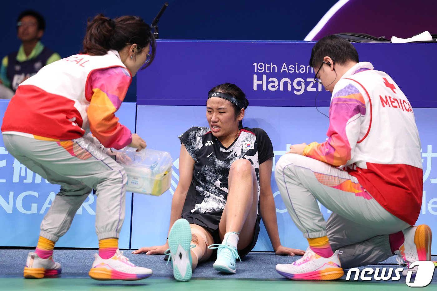 본문 이미지 - 안세영이 7일 중국 항저우 빈장체육관에서 열린 2022 항저우 아시안게임 배드민턴 여자 단식 결승 중국 천위페이와의 경기에서 고통을 호소하고 있다. 2023.10.7/뉴스1 ⓒ News1 신웅수 기자