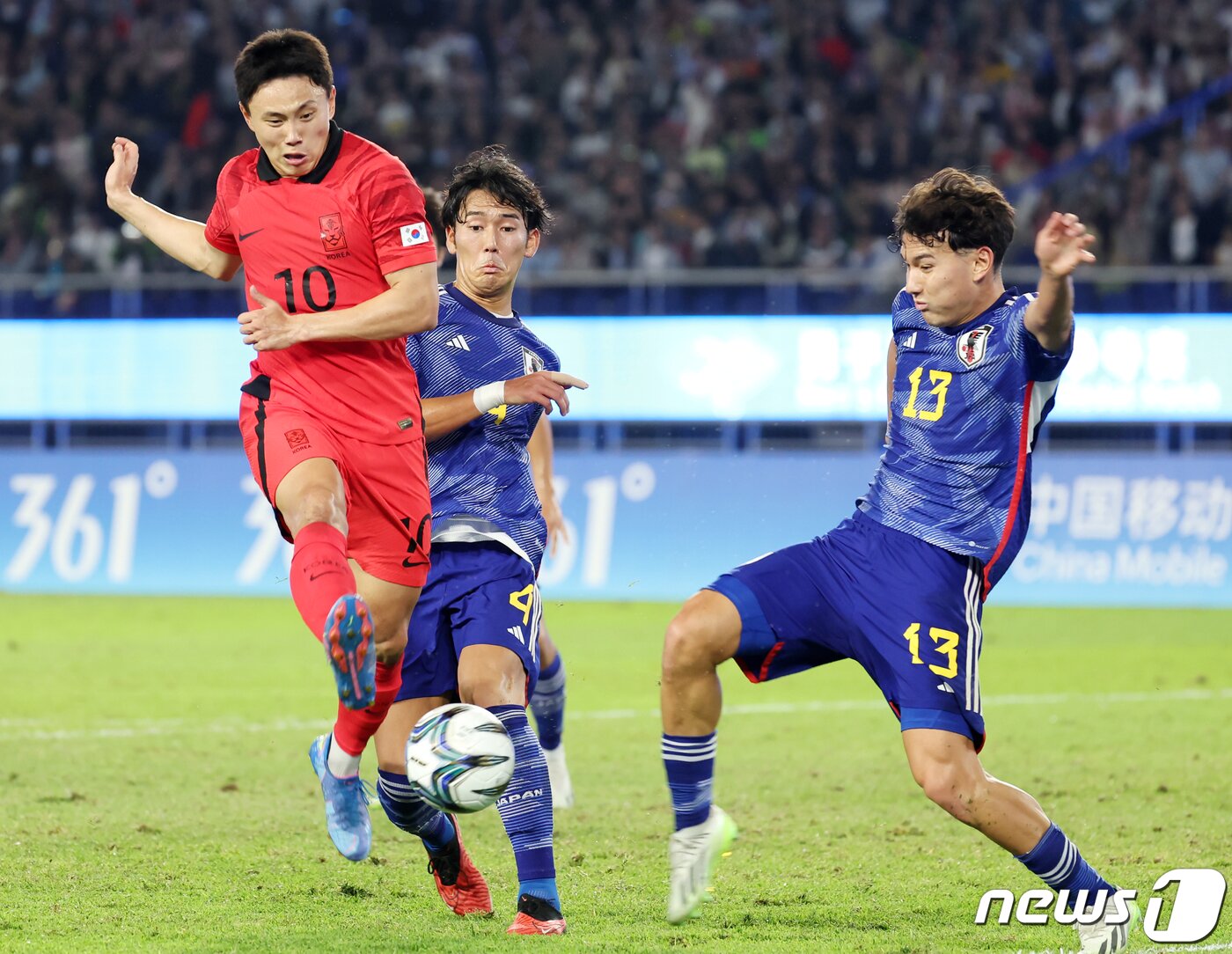 본문 이미지 - 7일 오후 중국 항저우 황룽 스포츠센터 스타디움에서 열린 2022 항저우 아시안게임 남자 축구 대한민국과 일본의 결승전에서 대한민국 조영욱이 슛을 시도하고 있다. 2023.10.7/뉴스1 ⓒ News1 민경석 기자