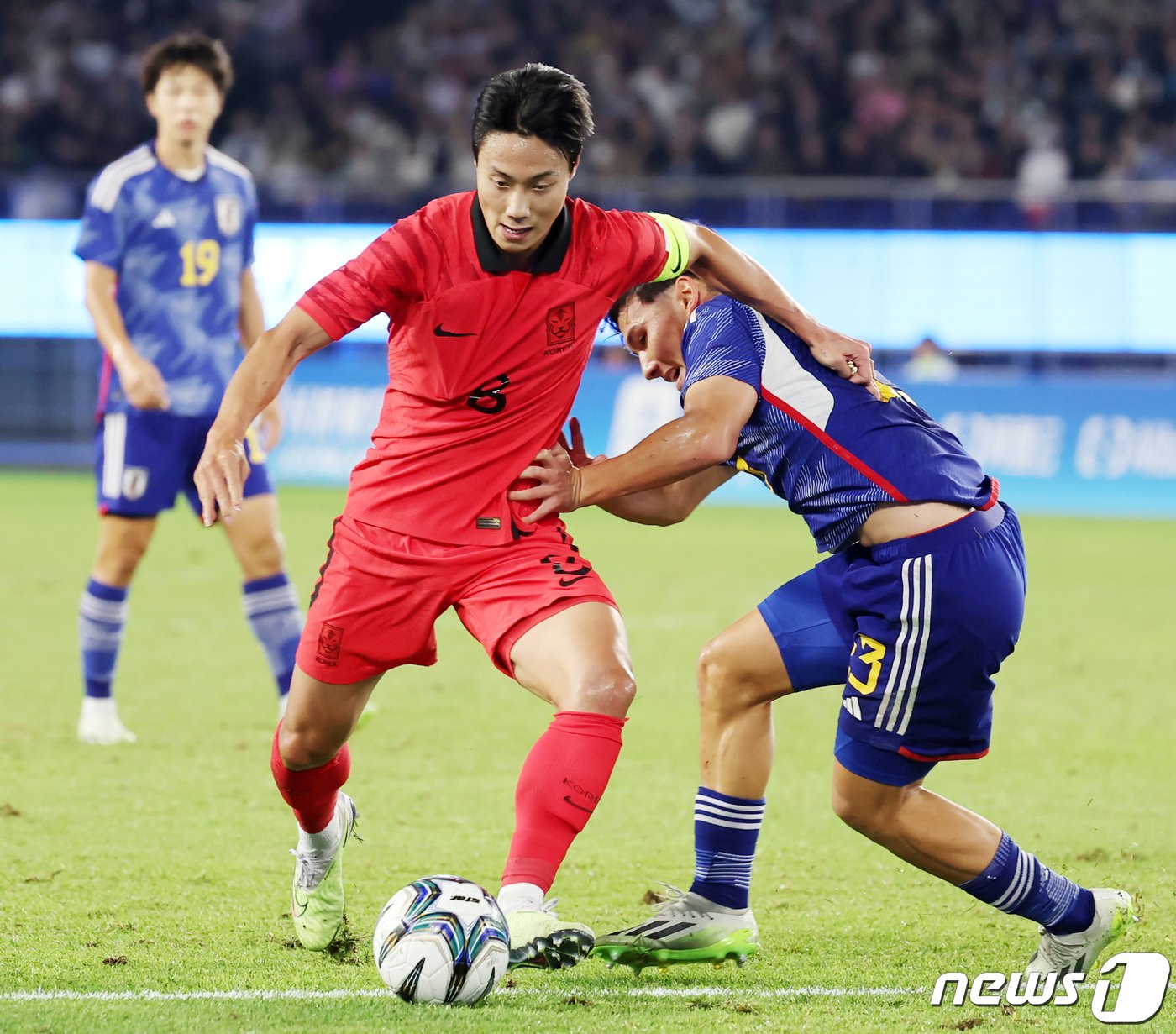 본문 이미지 - 7일 오후 중국 항저우 황룽 스포츠센터 스타디움에서 열린 2022 항저우 아시안게임 남자 축구 대한민국과 일본의 결승전에서 대한민국 백승호가 몸싸움을 벌이고 있다. 2023.10.7/뉴스1 ⓒ News1 민경석 기자