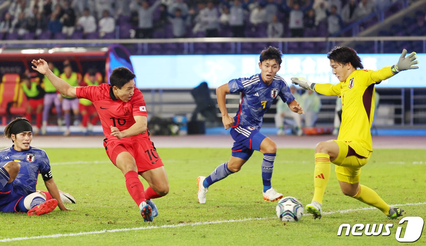 본문 이미지 - 7일 오후 중국 항저우 황룽 스포츠센터 스타디움에서 열린 2022 항저우 아시안게임 남자 축구 대한민국과 일본의 결승전에서 대한민국 조영욱이 역전골을 터뜨리고 있다. 2023.10.7/뉴스1 ⓒ News1 민경석 기자