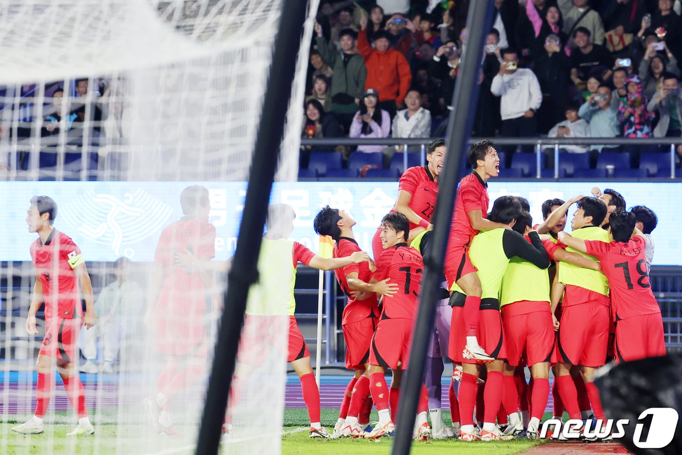 본문 이미지 - 7일 오후 중국 항저우 황룽 스포츠센터 스타디움에서 열린 2022 항저우 아시안게임 남자 축구 대한민국과 일본의 결승전에서 대한민국 조영욱이 역전골을 터뜨린 뒤 동료들과 기쁨을 나누고 있다. 2023.10.7/뉴스1 ⓒ News1 민경석 기자