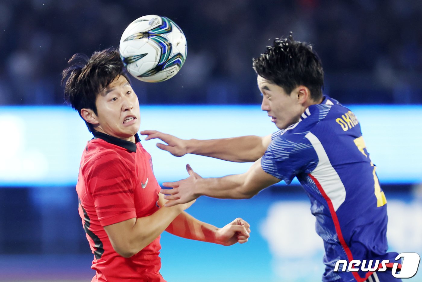 본문 이미지 - 7일 오후 중국 항저우 황룽 스포츠센터 스타디움에서 열린 2022 항저우 아시안게임 남자 축구 대한민국과 일본의 결승전에서 대한민국 이강이 볼다툼을 벌이고 있다. 2023.10.7/뉴스1 ⓒ News1 민경석 기자
