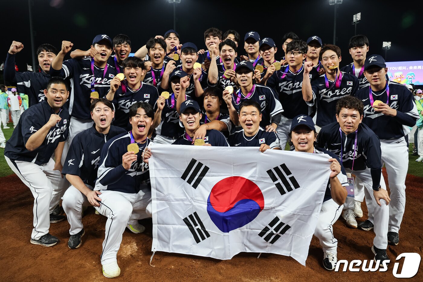 본문 이미지 - 2023년 개최한 2022 항저우 아시안게임에서 금메달을 목에 건 야구대표팀. 2023.10.7 ⓒ 뉴스1 유승관 기자
