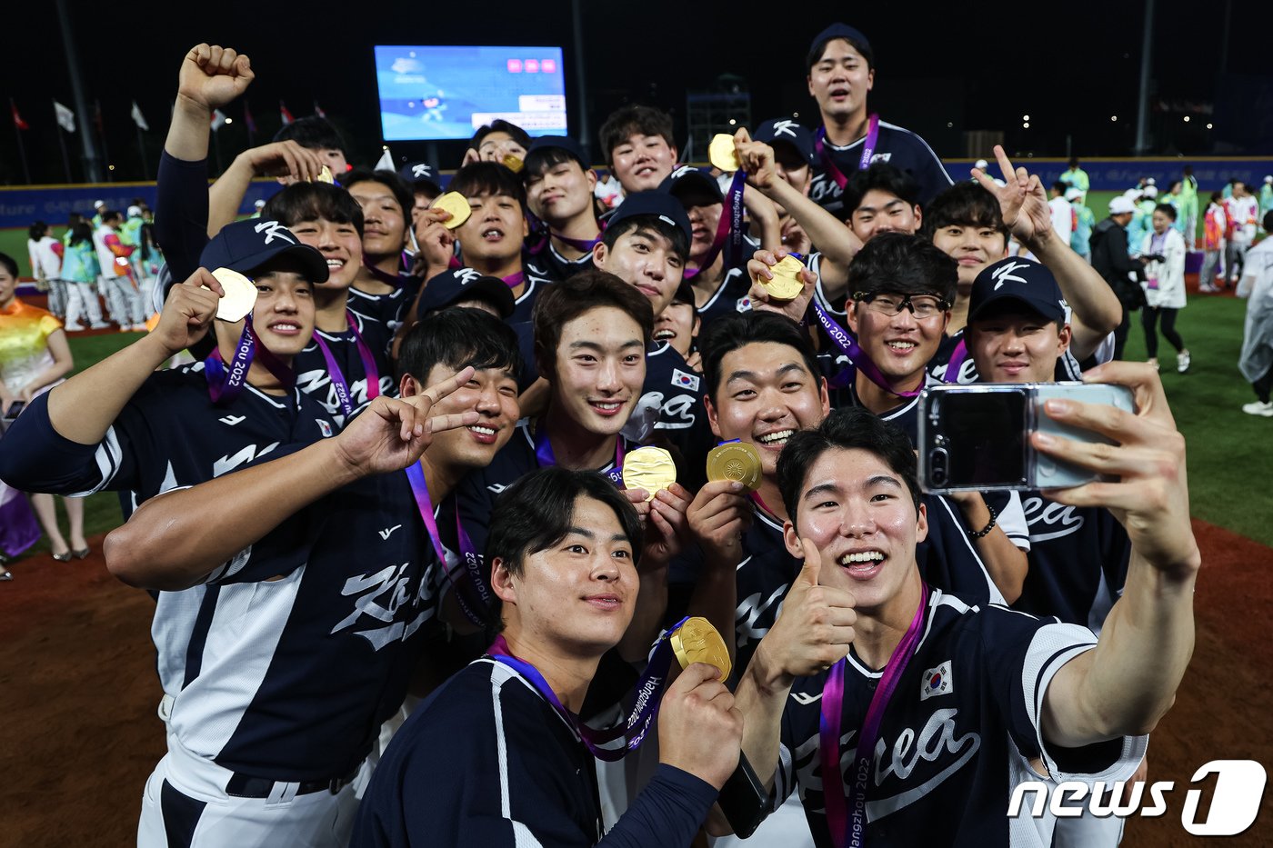 대한민국 야구 대표팀이 7일 중국 사오싱 야구·소프트볼 스포츠센터 제1구장에서 열린 2022 항저우 아시안게임 야구 결승전에서 대만을 2-0으로 꺾고 금메달을 획득한 후 기념 촬영을 하고 있다. 대한민국은 아시안게임 4연패 금자탑을 기록했다. 2023.10.7/뉴스1 ⓒ News1 유승관 기자