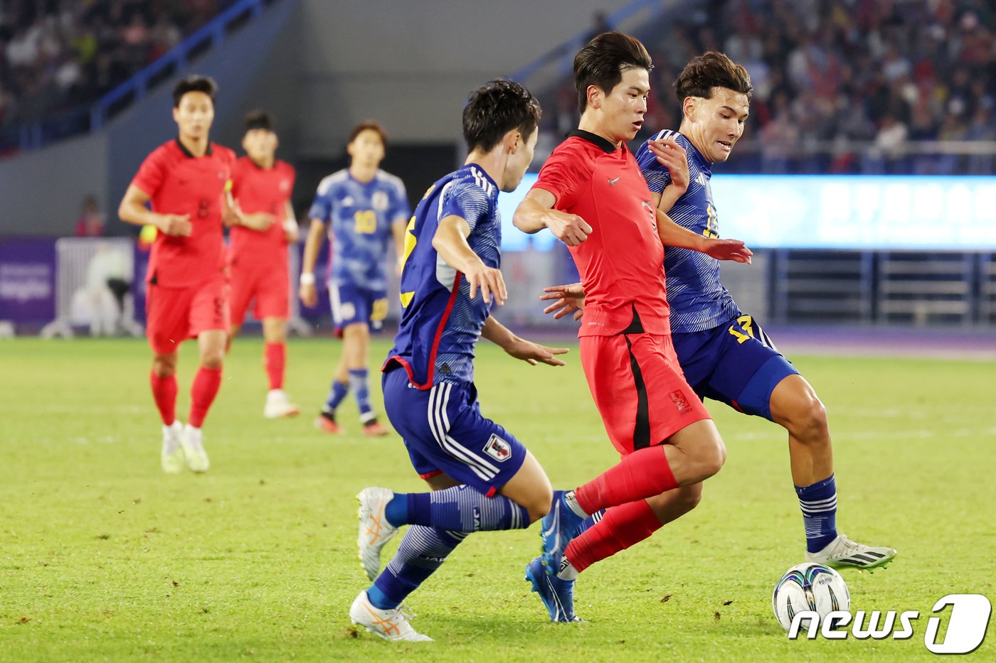 7일 오후 중국 항저우 황룽 스포츠센터 스타디움에서 열린 2022 항저우 아시안게임 남자 축구 대한민국과 일본의 결승전에서 대한민국 황재원이 돌파를 시도하고 있다. 2023.10.7/뉴스1 ⓒ News1 민경석 기자