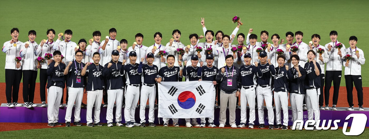 본문 이미지 - 허구연 KBO 총재와 류중일 감독을 비롯한 대한민국 야구 대표팀이 7일 중국 사오싱 야구·소프트볼 스포츠센터 제1구장에서 열린 2022 항저우 아시안게임 야구 시상식을 마친 후 태극기를 펼치고 기념 촬영을 하고 있다. 대한민국은 이날 결승에서 대만을 2-0으로 꺾고 아시안게임 4연패 금자탑을 기록했다. 2023.10.7/뉴스1 ⓒ News1 유승관 기자