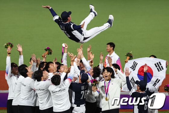 대한민국 야구 대표팀이 7일 중국 사오싱 야구·소프트볼 스포츠센터 제1구장에서 열린 2022 항저우 아시안게임 야구 시상식을 마친 후 류중일 감독을 헹가래 치고 있다. 대한민국은 이날 결승에서 대만을 2-0으로 꺾고 아시안게임 4연패 금자탑을 기록했다. 2023.10.7/뉴스1 © News1 유승관 기자