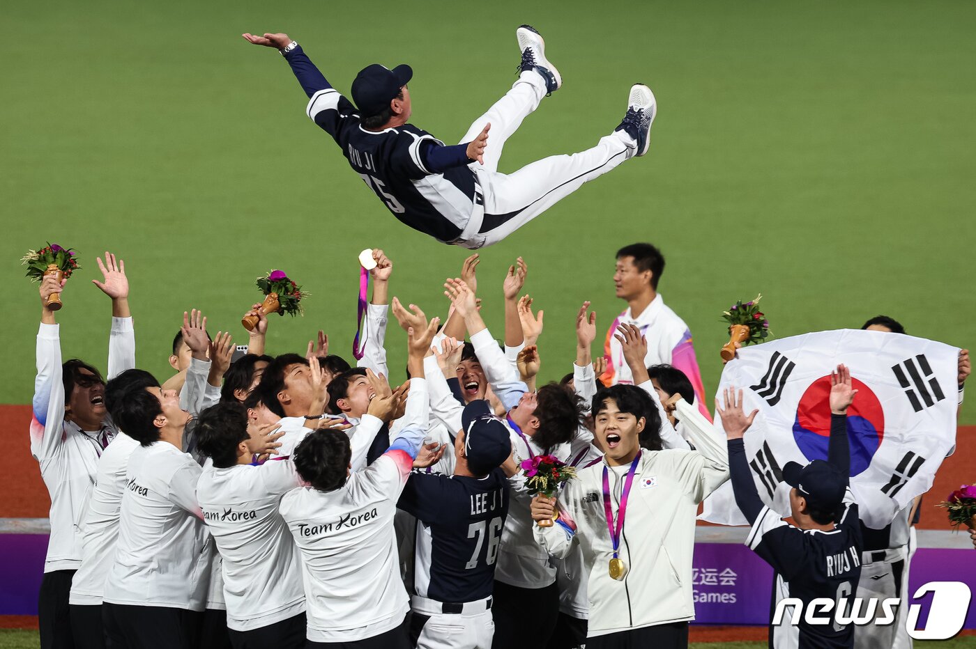 본문 이미지 - 대한민국 야구 대표팀이 7일 중국 사오싱 야구·소프트볼 스포츠센터 제1구장에서 열린 2022 항저우 아시안게임 야구 시상식을 마친 후 류중일 감독을 헹가래 치고 있다. 대한민국은 이날 결승에서 대만을 2-0으로 꺾고 아시안게임 4연패 금자탑을 기록했다. 2023.10.7/뉴스1 ⓒ News1 유승관 기자