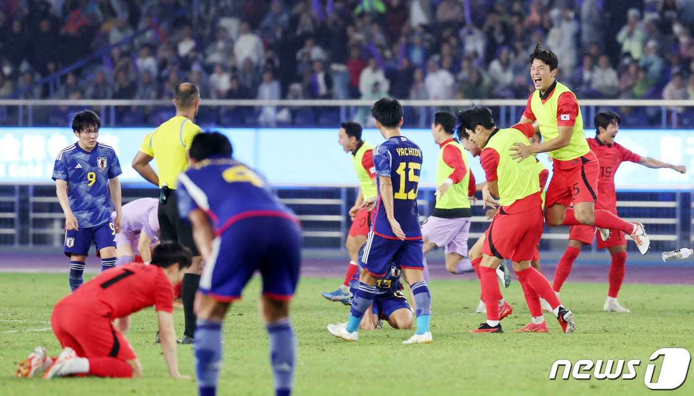 7일 오후 중국 항저우 황룽 스포츠센터 스타디움에서 열린 2022 항저우 아시안게임 남자 축구 대한민국과 일본의 결승전에서 2대1로 승리해 금메달을 확정지은 대한민국 선수들이 기쁨을 만끽하고 있다. 2023.10.7/뉴스1 ⓒ News1 민경석 기자