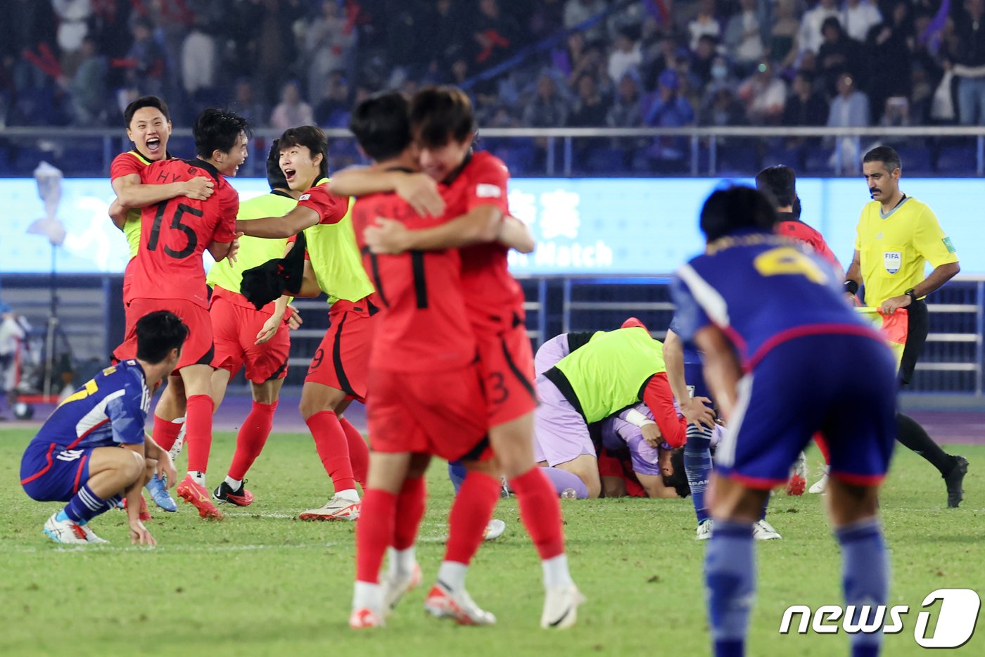 7일 오후 중국 항저우 황룽 스포츠센터 스타디움에서 열린 2022 항저우 아시안게임 남자 축구 대한민국과 일본의 결승전에서 2대1로 승리해 금메달을 확정지은 대한민국 선수들이 기쁨을 만끽하고 있다. 2023.10.7/뉴스1 ⓒ News1 민경석 기자