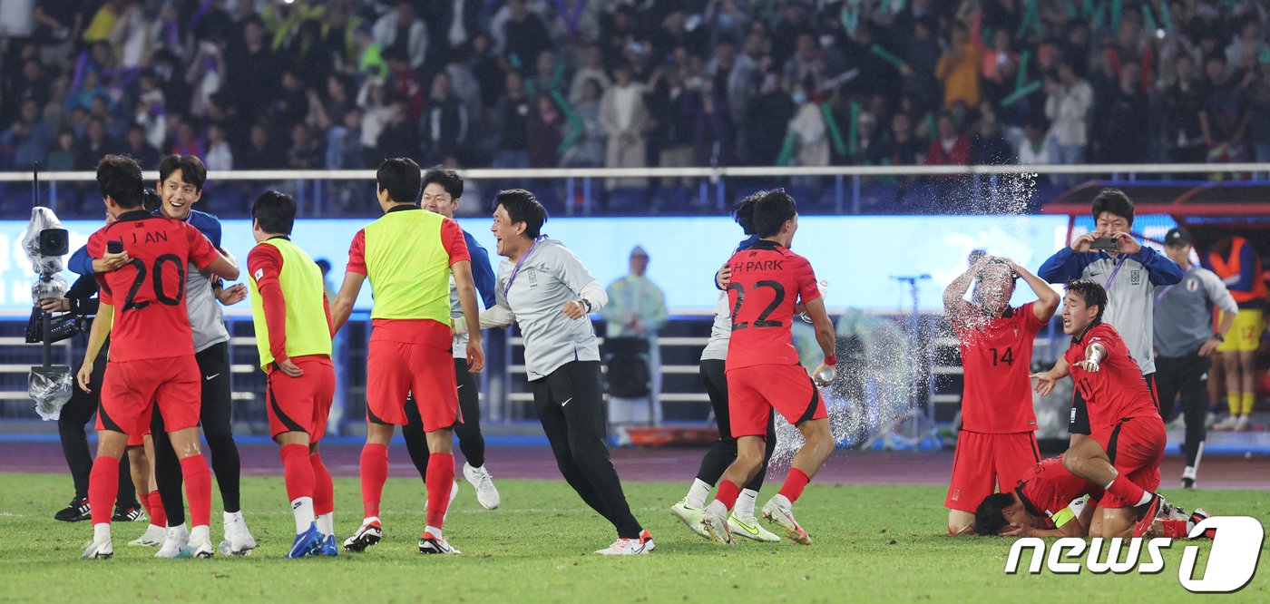 7일 오후 중국 항저우 황룽 스포츠센터 스타디움에서 열린 2022 항저우 아시안게임 남자 축구 대한민국과 일본의 결승전에서 2대1로 승리해 금메달을 확정지은 대한민국 선수들이 기쁨을 만끽하고 있다. 2023.10.7/뉴스1 ⓒ News1 민경석 기자