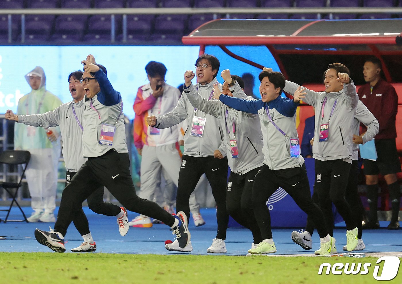 7일 오후 중국 항저우 황룽 스포츠센터 스타디움에서 열린 2022 항저우 아시안게임 남자 축구 대한민국과 일본의 결승전에서 2대1로 승리해 금메달을 확정지은 대한민국 황선홍 감독을 비롯한 코치진들이 기뻐하고 있다. 2023.10.7/뉴스1 ⓒ News1 민경석 기자