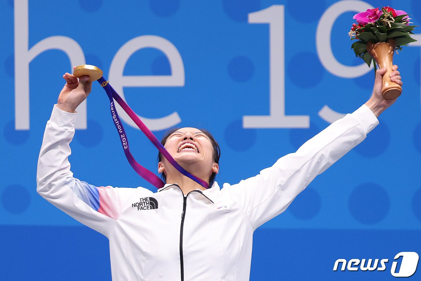 안세영이 7일 중국 항저우 빈장체육관에서 열린 2022 항저우 아시안게임 배드민턴 여자 단식 메달 수여식에서 세리머니를 하고 있다. 안세영은 천위페이를 만나 게임 스코어 2대 1로 이겼다. 한국 선수가 아시안게임 여자 단식 결승에서 우승한 것은 1994 히로시마 대회 방수현 이후 29년 만이다. 2023.10.7/뉴스1 ⓒ News1 신웅수 기자