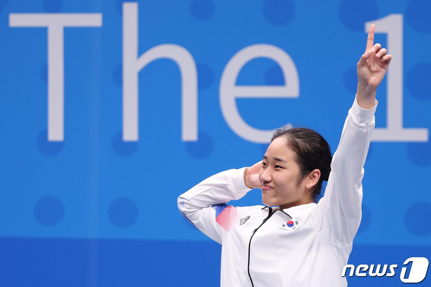 안세영이 7일 중국 항저우 빈장체육관에서 열린 2022 항저우 아시안게임 배드민턴 여자 단식 메달 수여식에서 세리머니를 하고 있다. 안세영은 천위페이를 만나 게임 스코어 2대 1로 이겼다. 한국 선수가 아시안게임 여자 단식 결승에서 우승한 것은 1994 히로시마 대회 방수현 이후 29년 만이다. 2023.10.7/뉴스1 ⓒ News1 신웅수 기자