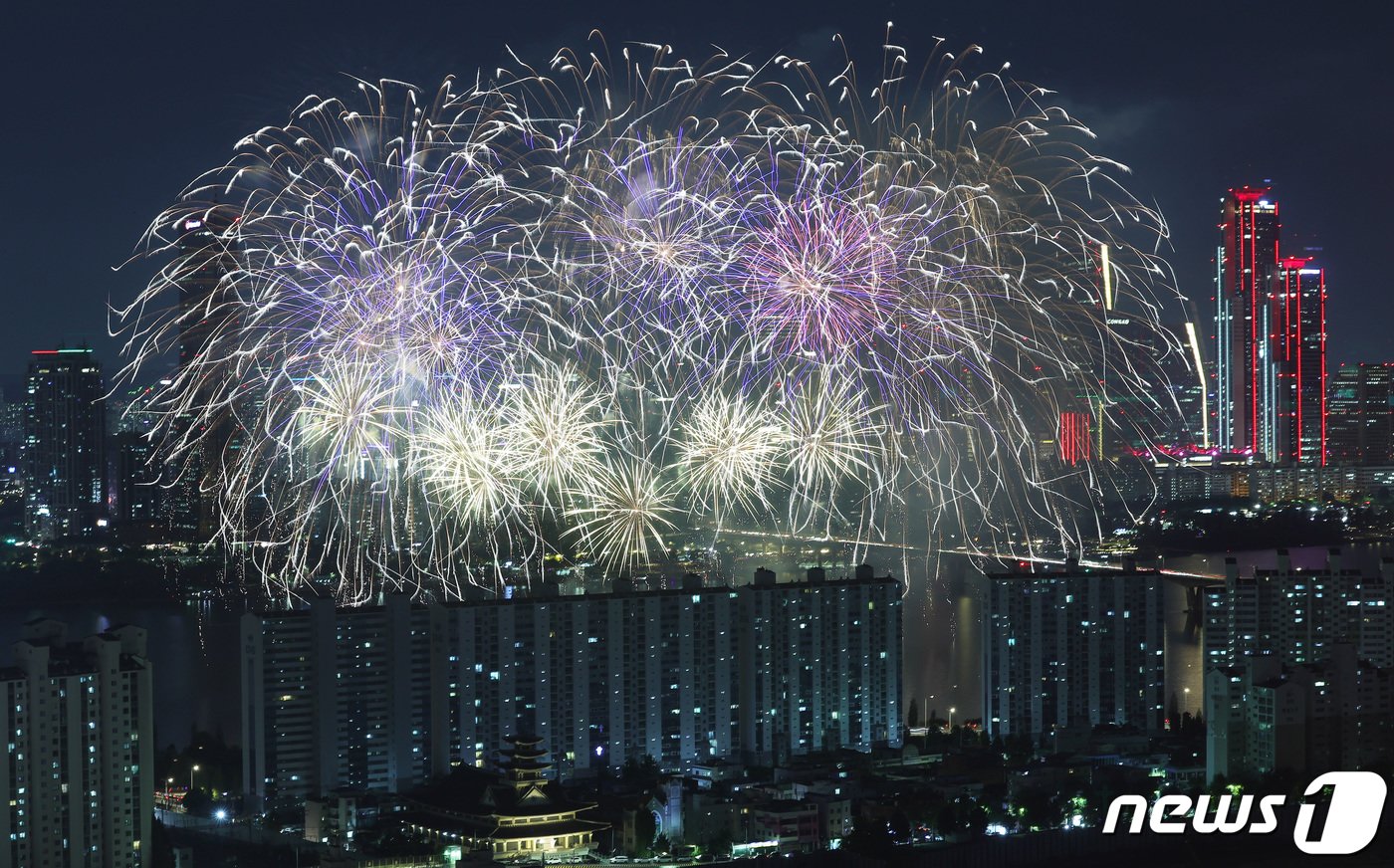 지난해 서울 여의도 한강공원 일대에서 열린 &#39;2023 서울세계불꽃축제&#39;에서 화려한 불꽃들이 밤 하늘을 수놓고 있다. 2023.10.7/뉴스1 ⓒ News1 박지혜 기자