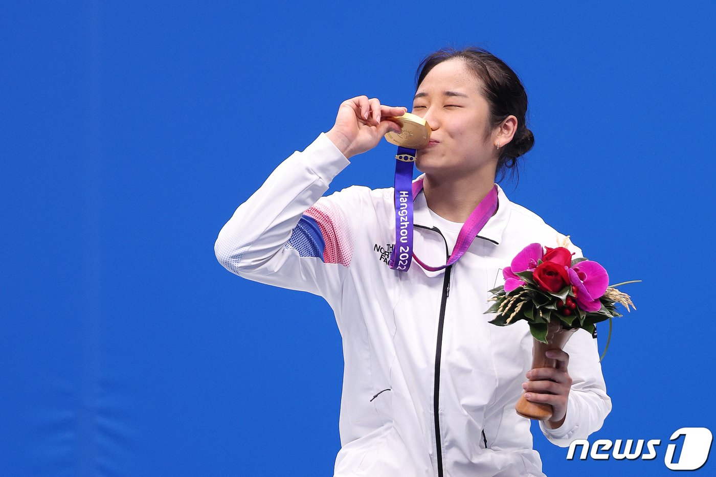 본문 이미지 - 안세영이 7일 중국 항저우 빈장체육관에서 열린 2022 항저우 아시안게임 배드민턴 여자 단식 메달 수여식에서 금메달에 키스를 하고 있다. 안세영은 천위페이를 만나 게임 스코어 2대 1로 이겼다. 한국 선수가 아시안게임 여자 단식 결승에서 우승한 것은 1994 히로시마 대회 방수현 이후 29년 만이다. 2023.10.7/뉴스1 ⓒ News1 신웅수 기자