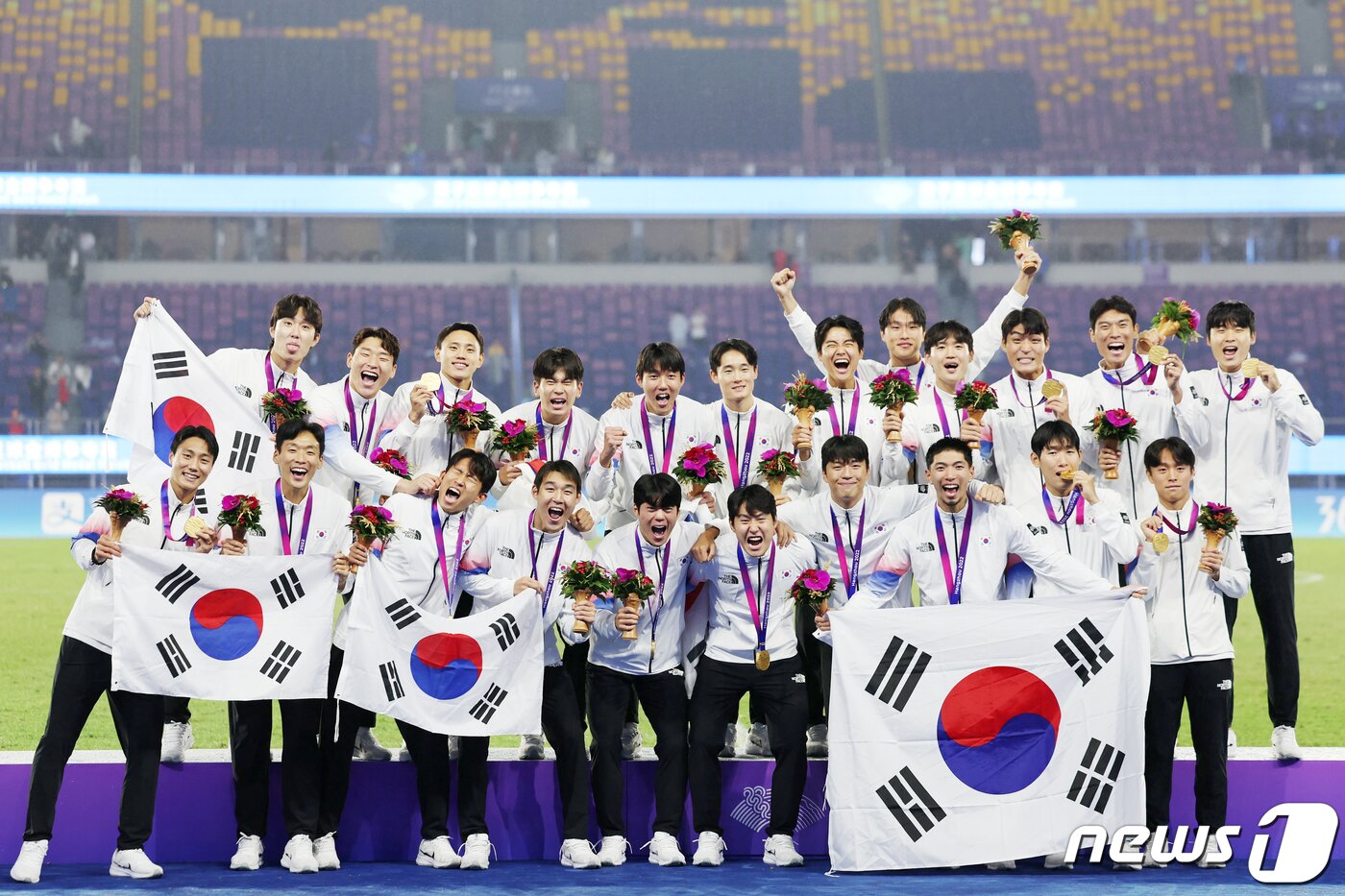 아시안게임 남자 축구대표팀 선수들이 7일 오후 중국 항저우 황룽 스포츠센터 스타디움에서 열린 2022 항저우 아시안게임 남자 축구 대한민국과 일본의 결승전에서 2대1로 승리해 금메달을 확정지은 후 기념촬영을 하고 있다. 대한민국 축구대표팀은 아시안게임 3연패를 달성했다. 2023.10.8/뉴스1 ⓒ News1 민경석 기자