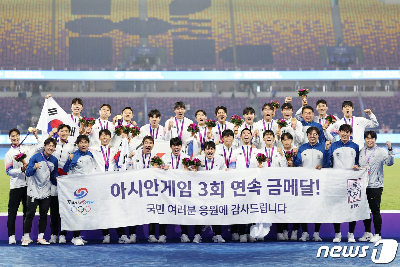 황선홍 아시안게임 남자 축구대표팀 감독을 비롯한 선수들이 7일 오후 중국 항저우 황룽 스포츠센터 스타디움에서 열린 2022 항저우 아시안게임 남자 축구 대한민국과 일본의 결승전에서 2대1로 승리해 금메달을 확정지은 후 기념촬영을 하고 있다. 대한민국 축구대표팀은 아시안게임 3연패를 달성했다. 2023.10.8/뉴스1 ⓒ News1 민경석 기자