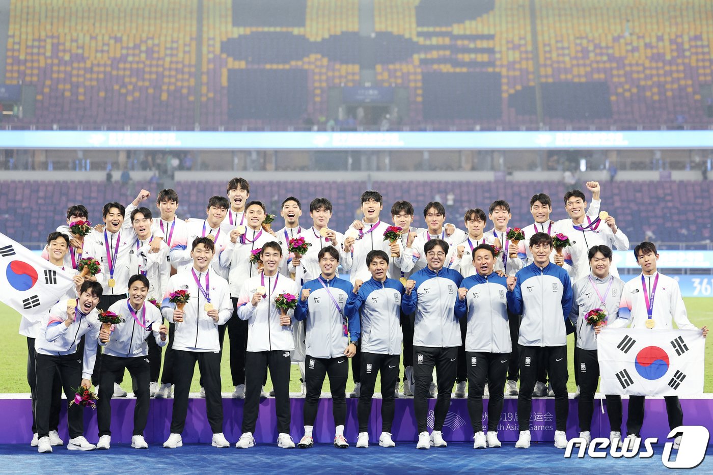 황선홍 아시안게임 남자 축구대표팀 감독을 비롯한 선수들이 7일 오후 중국 항저우 황룽 스포츠센터 스타디움에서 열린 2022 항저우 아시안게임 남자 축구 대한민국과 일본의 결승전에서 2대1로 승리해 금메달을 확정지은 후 기념촬영을 하고 있다. 대한민국 축구대표팀은 아시안게임 3연패를 달성했다. 2023.10.8/뉴스1 ⓒ News1 민경석 기자