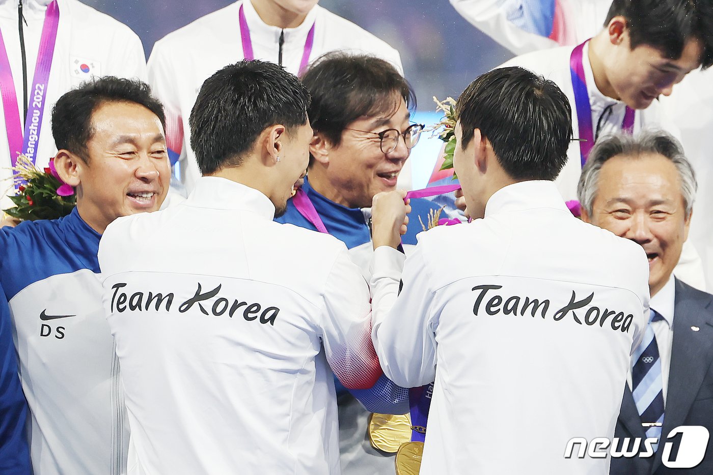 아시안게임 남자 축구대표팀 선수들이 7일 오후 중국 항저우 황룽 스포츠센터 스타디움에서 열린 2022 항저우 아시안게임 남자 축구 대한민국과 일본의 결승전에서 2대1로 승리해 금메달을 확정지은 후 황선홍 감독에게 금메달을 걸어주고 있다. 이날 승리로 대한민국 축구대표팀은 아시안게임 3연패를 달성했다. 2023.10.8/뉴스1 ⓒ News1 민경석 기자