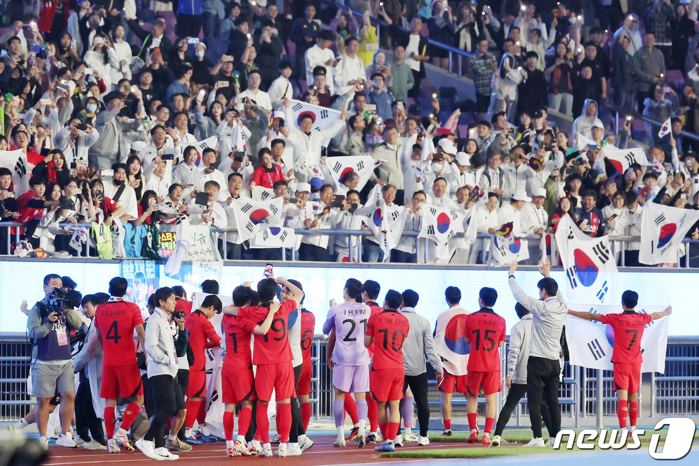 본문 이미지 - 아시안게임 남자 축구대표팀 선수들이 7일 오후 중국 항저우 황룽 스포츠센터 스타디움에서 열린 2022 항저우 아시안게임 남자 축구 대한민국과 일본의 결승전에서 2대1로 승리해 금메달을 확정 지은 뒤 응원단을 향해 인사하고 있다. 2023.10.8/뉴스1 ⓒ News1 민경석 기자