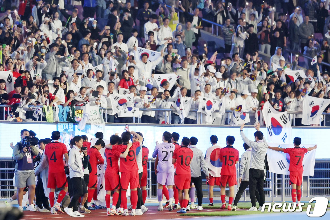 아시안게임 남자 축구대표팀 선수들이 7일 오후 중국 항저우 황룽 스포츠센터 스타디움에서 열린 2022 항저우 아시안게임 남자 축구 대한민국과 일본의 결승전에서 2대1로 승리해 금메달을 확정 지은 뒤 응원단을 향해 인사하고 있다. 2023.10.8/뉴스1 ⓒ News1 민경석 기자