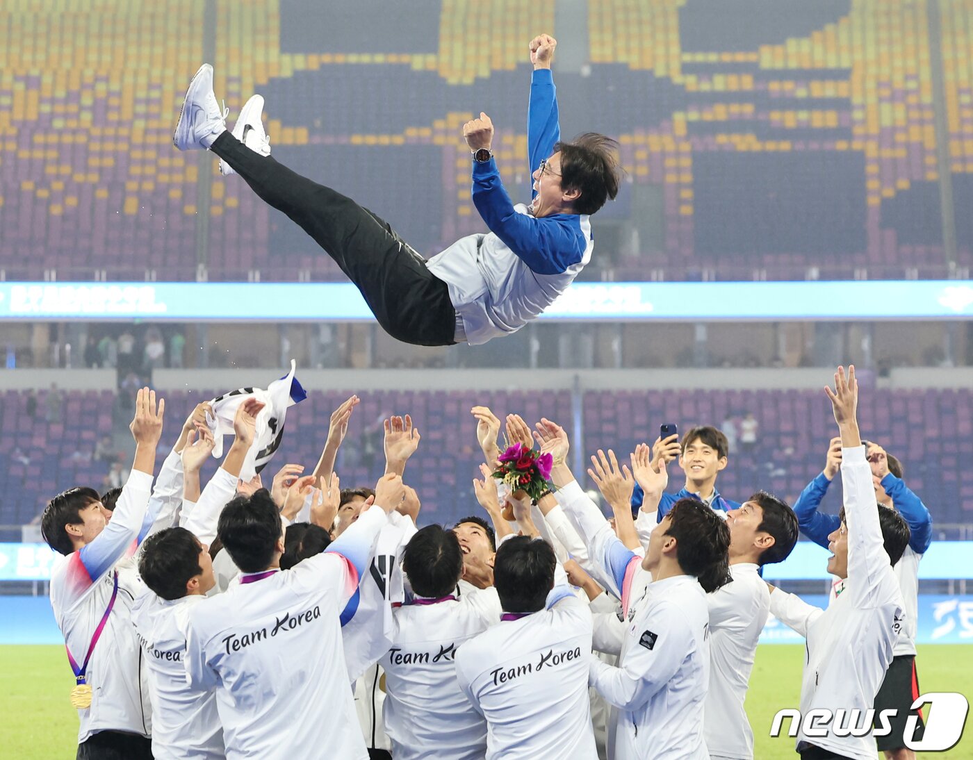 본문 이미지 - 황선홍 아시안게임 남자 축구대표팀 감독이 7일 오후 중국 항저우 황룽 스포츠센터 스타디움에서 열린 2022 항저우 아시안게임 남자 축구 대한민국과 일본의 결승전에서 2대1로 승리해 금메달을 확정지은 후 선수들에게 헹가래를 받고 있다. 2023.10.8/뉴스1 ⓒ News1 민경석 기자
