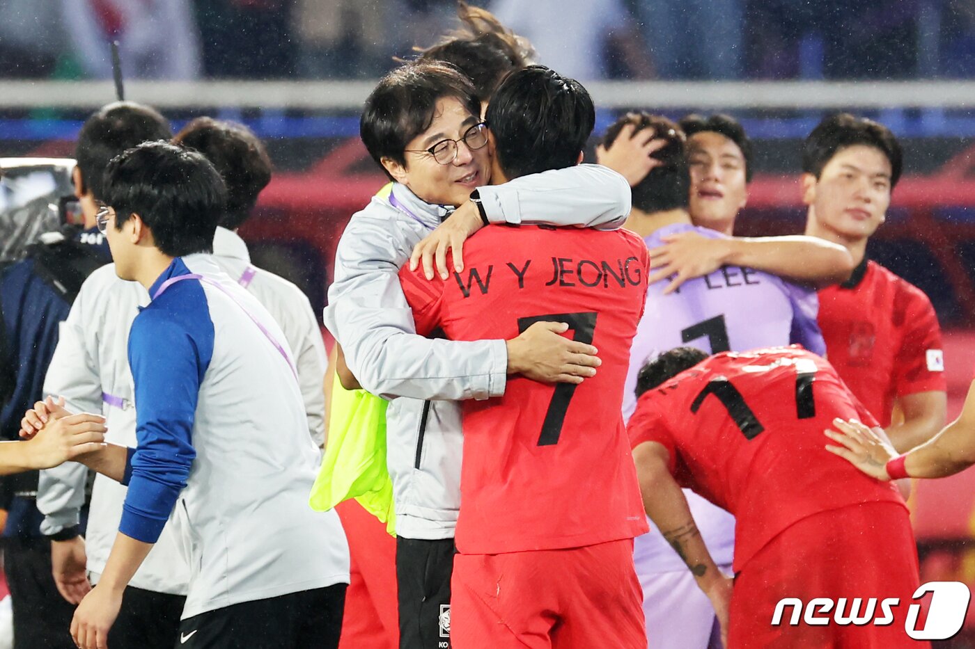 본문 이미지 - 7일 오후 중국 항저우 황룽 스포츠센터 스타디움에서 열린 2022 항저우 아시안게임 남자 축구 대한민국과 일본의 결승전에서 2대1로 승리해 금메달을 확정지은 대한민국 황선홍 감독이 정우영을 끌어안고 기쁨을 만끽하고 있다. 2023.10.8/뉴스1 ⓒ News1 민경석 기자